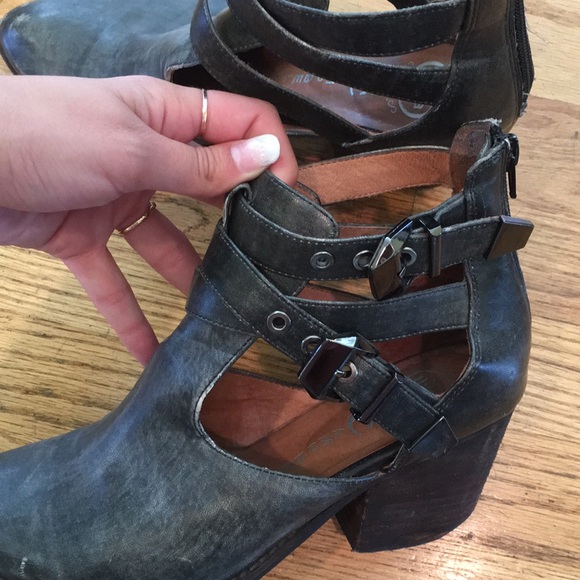 Everwell Cut Out Bootie - Picture 7 of 8